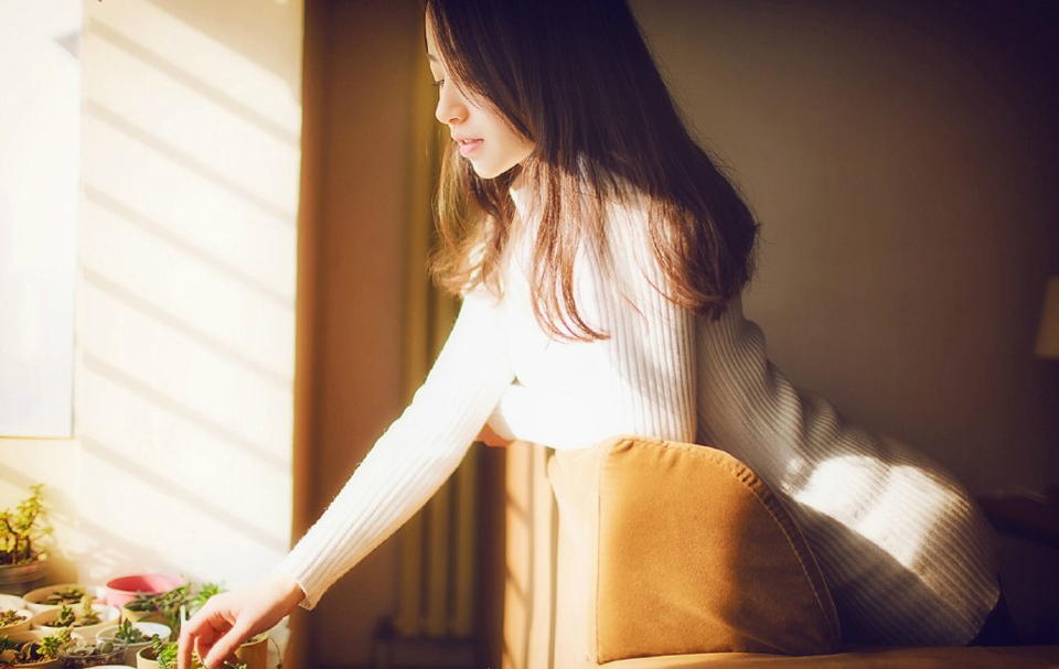 “幼常，蜀中对主公来说，太重要了，一旦输了蜀中，这天下……呵呵……”说到最后，诸葛亮悠悠的叹了口气，这种话，也只能跟马谡说说，其他人，诸葛亮不敢说，也不能说，太打击士气了。
